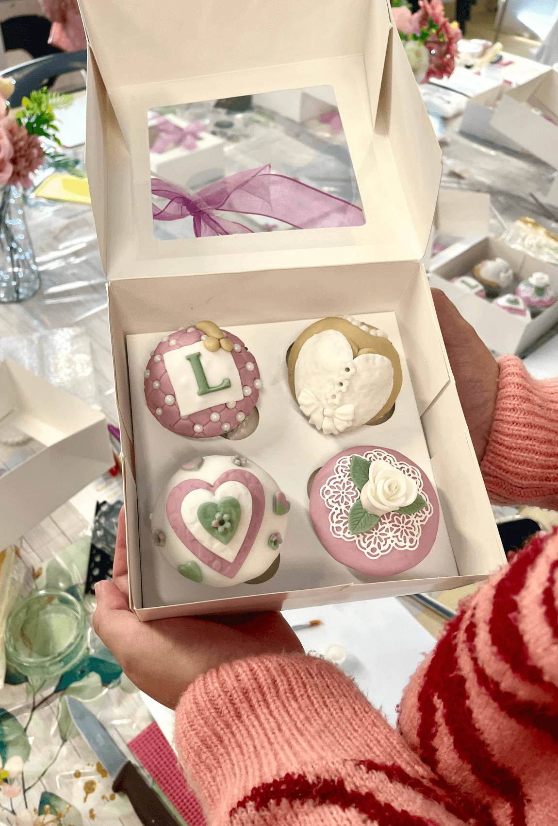 Join a corporate team-building cake workshop in Cambridge, where professionals enhance their skills with a luxury group baking event in Stamford. Perfect for cake decorating professionals in Peterborough, this cupcake workshop offers hands-on decorating experience.