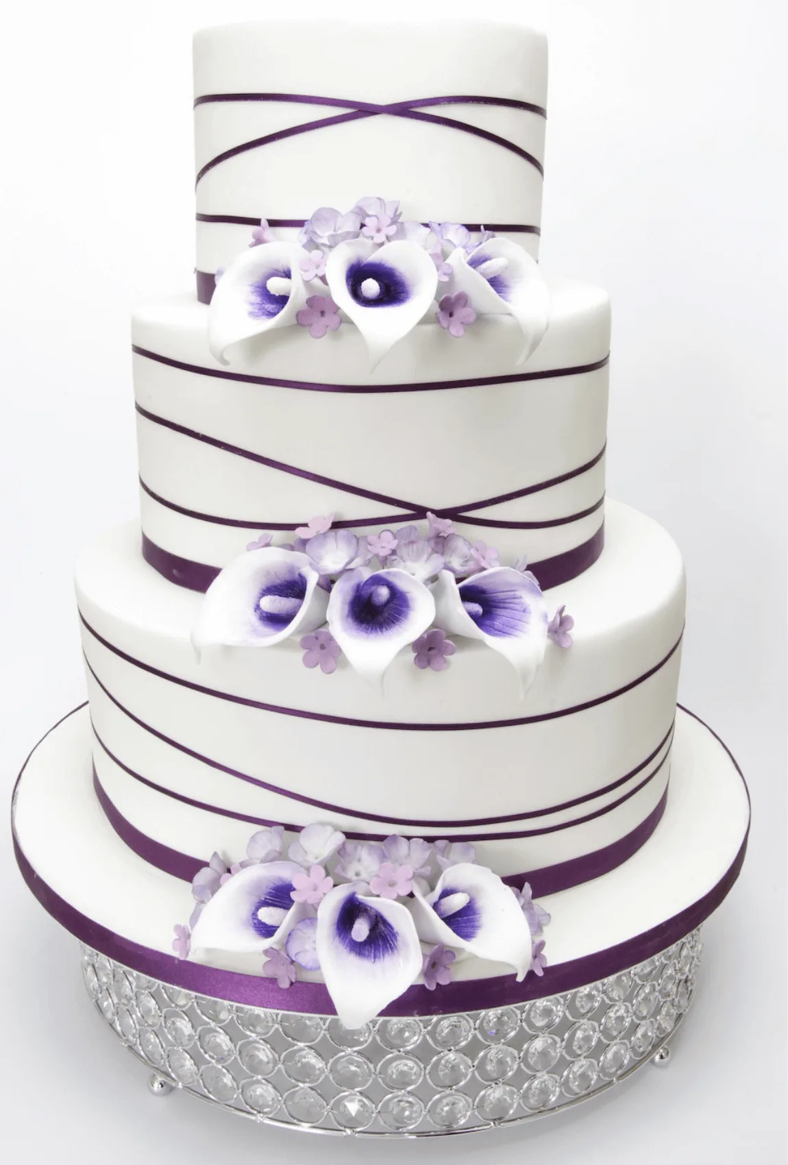 Elegant white bespoke wedding cake with floral details by Anne Robinson, a luxury cake designer in Cambridgeshire – Wedding Cake Design 14