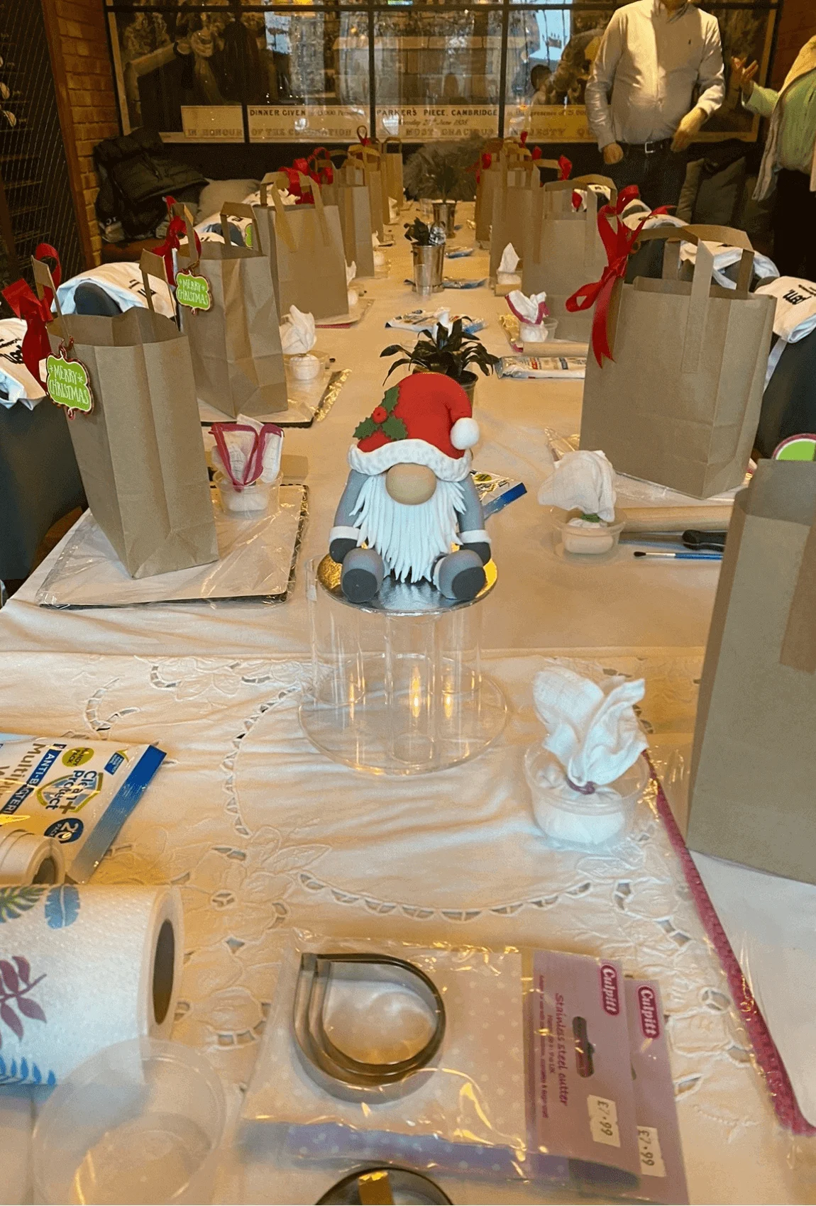 Join a corporate team-building cake workshop in Cambridge, Stamford, or Peterborough for a luxury group baking event. Perfect for professionals, this cake decorating workshop fosters teamwork and creativity.
