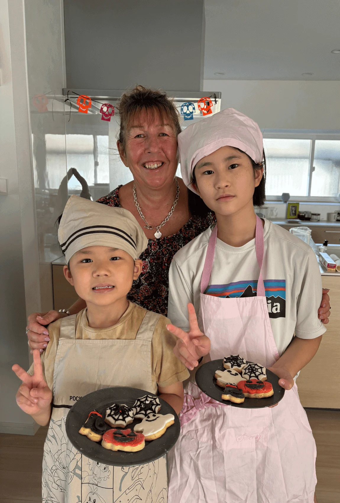 Enjoy a cookies and cupcake workshop in Cambridge, Stamford, or Peterborough for a luxury group baking event. Perfect for professionals, this cake decorating workshop fosters creativity and enhances teamwork.