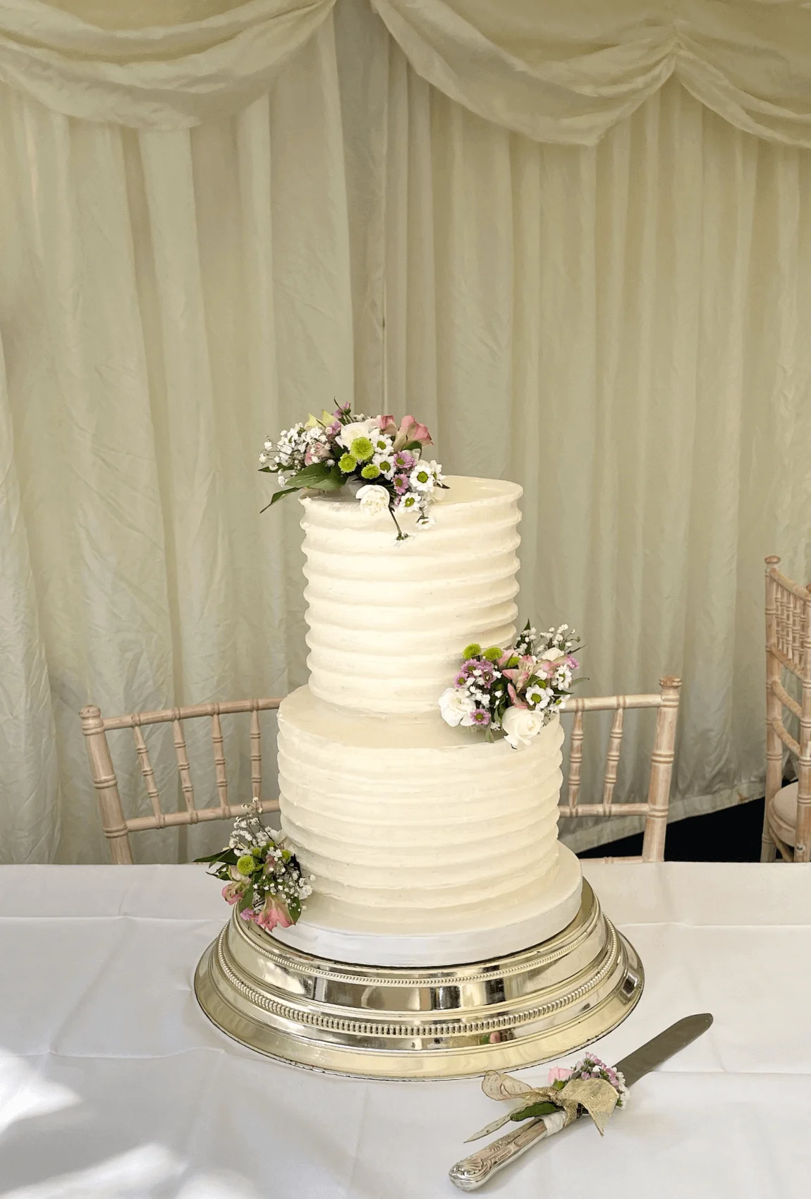 Elegant white bespoke wedding cake with floral details by Anne Robinson, a luxury cake designer in Cambridgeshire – Wedding Cake Design 27