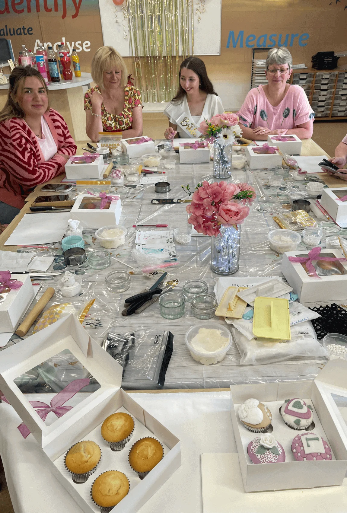 Join Anne for a fun and creative bridal party workshop, featuring cupcake or cake decorating sessions perfect for hen parties or bridal showers. This experience is ideal for corporate team-building in Cambridge, luxury group baking events in Stamford, and professional cake decorating workshops in Peterborough.